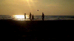 海边玩球唯美视频素材夕阳下的背影