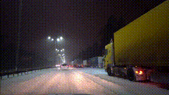 唯美素材雪地赶路
