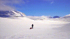 雪地行走唯美素材