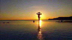 创摄影夕阳下的背影海边日出唯美意境